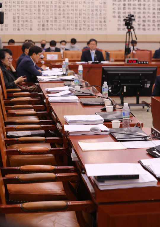 통합당 퇴장 속 진행된 법사위3일 오후 속개된 국회 법사위 전체회의가 법안을 소위에 회부해서 심사할 것을 요구하며 미래통합당 의원들이 퇴장한 가운데 진행되고 있다.   연합뉴스